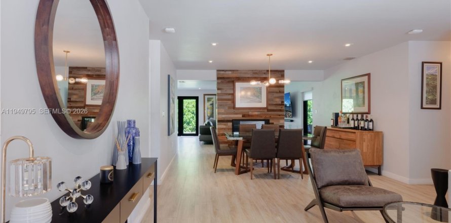 House in Miami, Florida 3 bedrooms, 163.42 sq.m. № 2010284