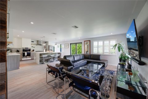 House in Miami, Florida 3 bedrooms, 163.42 sq.m. № 2010284 - photo 21