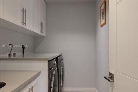 House in Miami, Florida 3 bedrooms, 163.42 sq.m. № 2010284 - photo 12