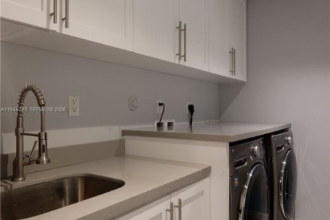 House in Miami, Florida 3 bedrooms, 163.42 sq.m. № 2010284 - photo 13