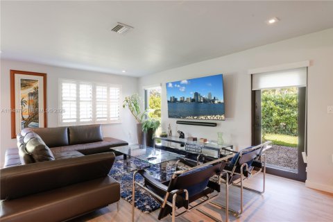 House in Miami, Florida 3 bedrooms, 163.42 sq.m. № 2010284 - photo 22