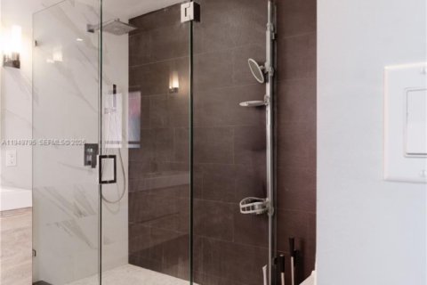 House in Miami, Florida 3 bedrooms, 163.42 sq.m. № 2010284 - photo 11