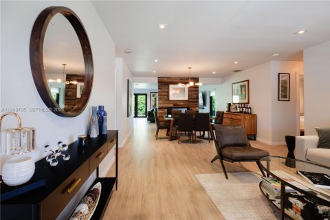 House in Miami, Florida 3 bedrooms, 163.42 sq.m. № 2010284 - photo 15