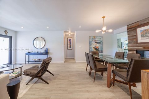 House in Miami, Florida 3 bedrooms, 163.42 sq.m. № 2010284 - photo 2