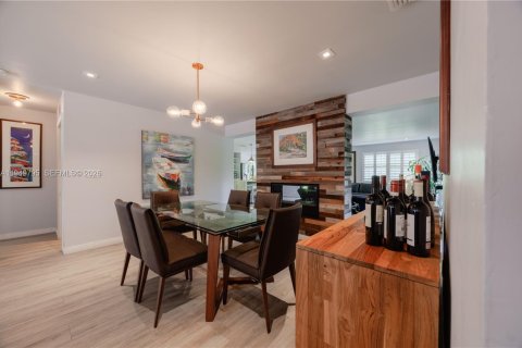 House in Miami, Florida 3 bedrooms, 163.42 sq.m. № 2010284 - photo 17