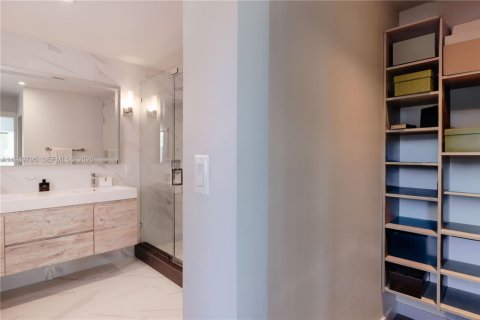 House in Miami, Florida 3 bedrooms, 163.42 sq.m. № 2010284 - photo 7