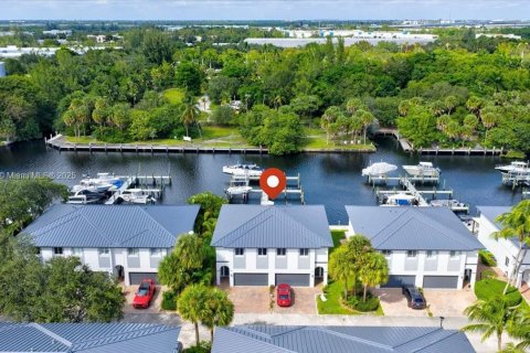 Adosado en venta en Dania Beach, Florida, 4 dormitorios, 189.71 m2 № 1950995 - foto 1