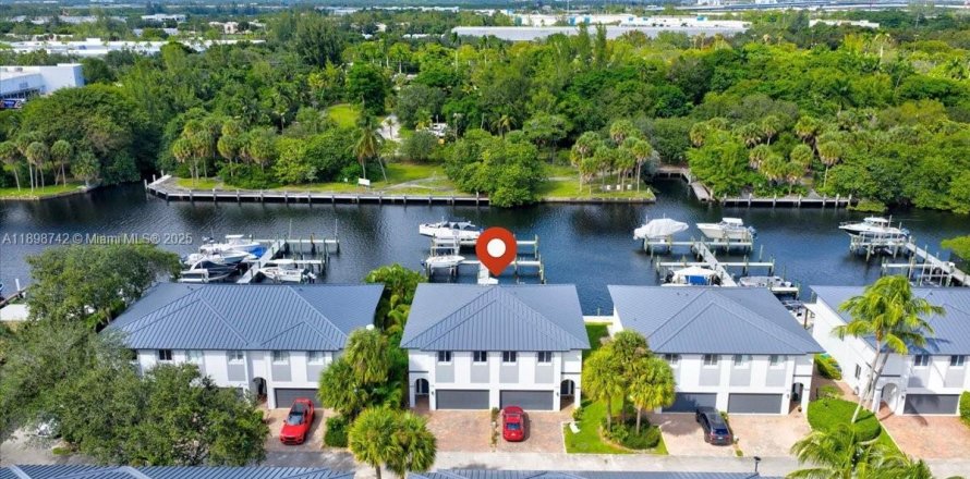 Adosado en Dania Beach, Florida 4 dormitorios, 189.71 m2 № 1950995