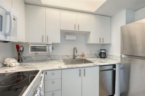 Condo in Longboat Key, Florida, 1 bedroom № 2197372 - photo 15