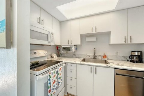 Condo in Longboat Key, Florida, 1 bedroom № 2197372 - photo 17