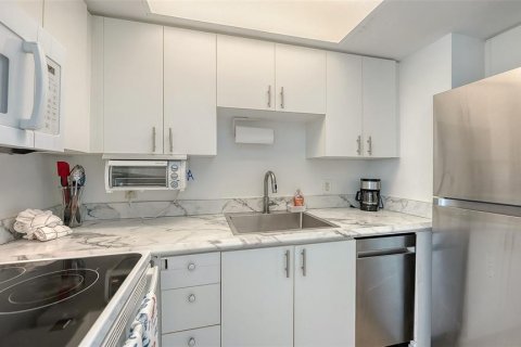 Condo in Longboat Key, Florida, 1 bedroom № 2197372 - photo 16