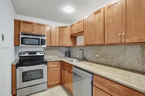 Condo in Pompano Beach, Florida, 1 bedroom  № 1696169 - photo 8