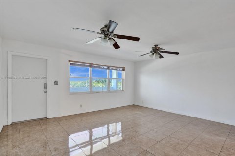 Condo in Pompano Beach, Florida, 1 bedroom  № 1696169 - photo 16