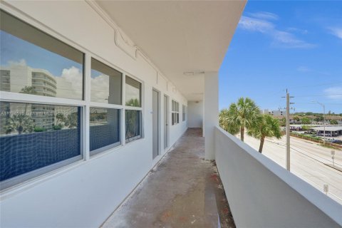 Condo in Pompano Beach, Florida, 1 bedroom  № 1696169 - photo 28