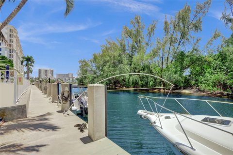 Condo in Pompano Beach, Florida, 1 bedroom  № 1696169 - photo 3