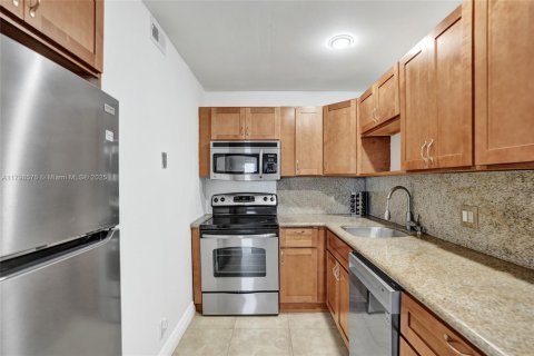 Condo in Pompano Beach, Florida, 1 bedroom  № 1696169 - photo 7