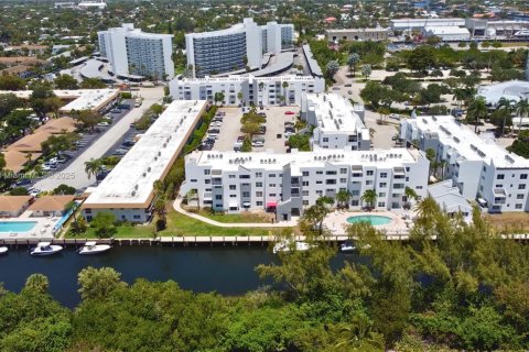 Condo in Pompano Beach, Florida, 1 bedroom  № 1696169 - photo 1