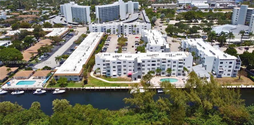 Condo in Pompano Beach, Florida, 1 bedroom  № 1696169