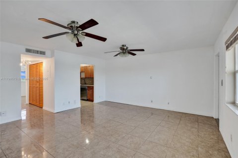 Condo in Pompano Beach, Florida, 1 bedroom  № 1696169 - photo 18