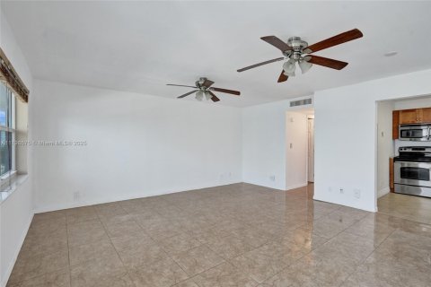 Condo in Pompano Beach, Florida, 1 bedroom  № 1696169 - photo 15