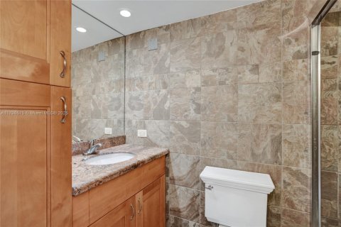 Condo in Pompano Beach, Florida, 1 bedroom  № 1696169 - photo 11