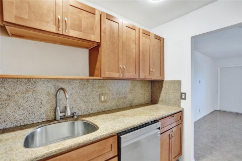 Condo in Pompano Beach, Florida, 1 bedroom  № 1696169 - photo 10