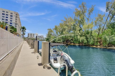 Condo in Pompano Beach, Florida, 1 bedroom  № 1696169 - photo 29