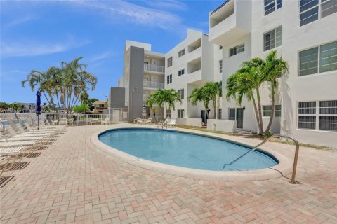 Condo in Pompano Beach, Florida, 1 bedroom  № 1696169 - photo 4