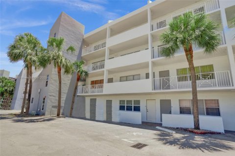 Condo in Pompano Beach, Florida, 1 bedroom  № 1696169 - photo 2