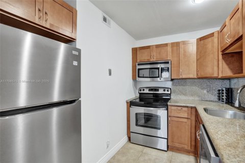 Condo in Pompano Beach, Florida, 1 bedroom  № 1696169 - photo 9