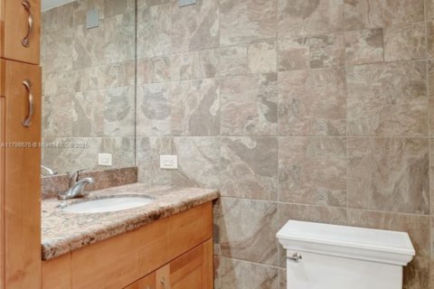 Condo in Pompano Beach, Florida, 1 bedroom  № 1696169 - photo 12