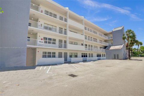 Condo in Pompano Beach, Florida, 1 bedroom  № 1696169 - photo 30