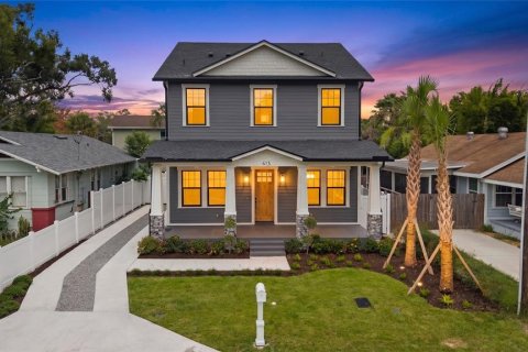 House in Tampa, Florida 5 bedrooms, 228.08 sq.m. № 2152042 - photo 2