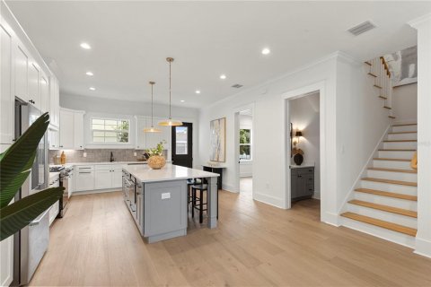 House in Tampa, Florida 5 bedrooms, 228.08 sq.m. № 2152042 - photo 19