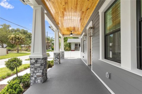 House in Tampa, Florida 5 bedrooms, 228.08 sq.m. № 2152042 - photo 8
