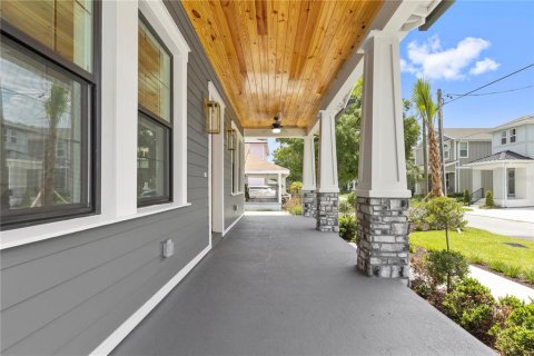 House in Tampa, Florida 5 bedrooms, 228.08 sq.m. № 2152042 - photo 7