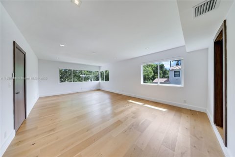 Casa en venta en Miami Beach, Florida, 4 dormitorios, 356.09 m2 № 1947710 - foto 13
