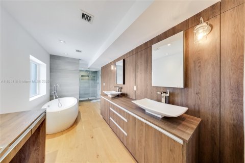 Casa en venta en Miami Beach, Florida, 4 dormitorios, 356.09 m2 № 1947710 - foto 12