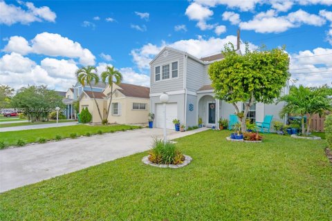 Casa en venta en Miami, Florida, 3 dormitorios, 128.21 m2 № 2000296 - foto 3