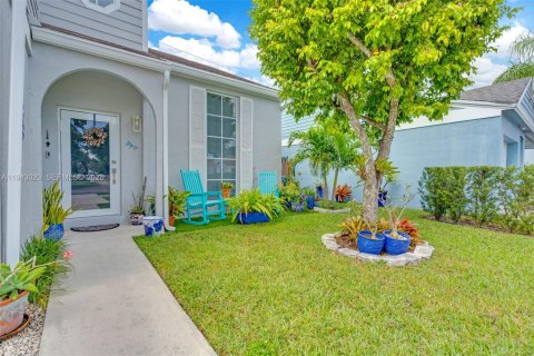 Casa en venta en Miami, Florida, 3 dormitorios, 128.21 m2 № 2000296 - foto 4