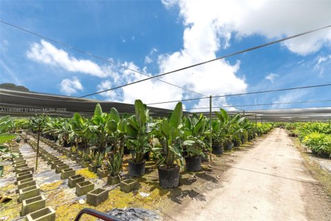 Propiedad comercial en venta en Miami, Florida № 1952108 - foto 13