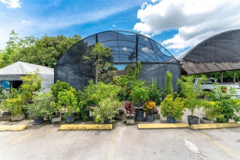 Propiedad comercial en venta en Miami, Florida № 1952108 - foto 8