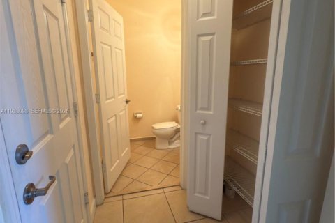 Adosado en alquiler en Miami, Florida, 3 dormitorios, 168.71 m2 № 1996628 - foto 8