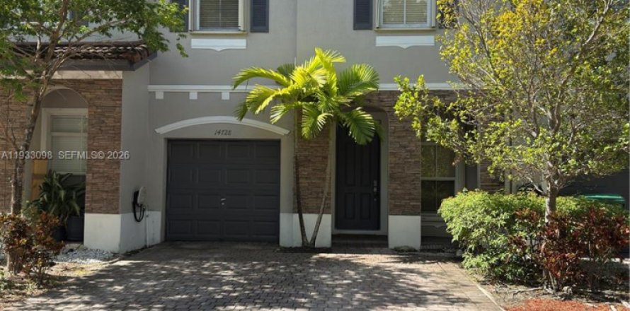 Adosado en Miami, Florida 3 dormitorios, 168.71 m2 № 1996628