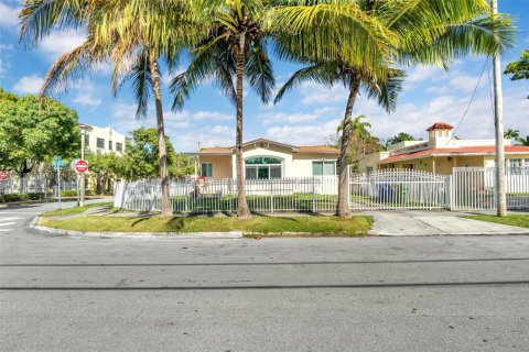 House in Miami, Florida 4 bedrooms, 163.69 sq.m. № 1482342 - photo 1