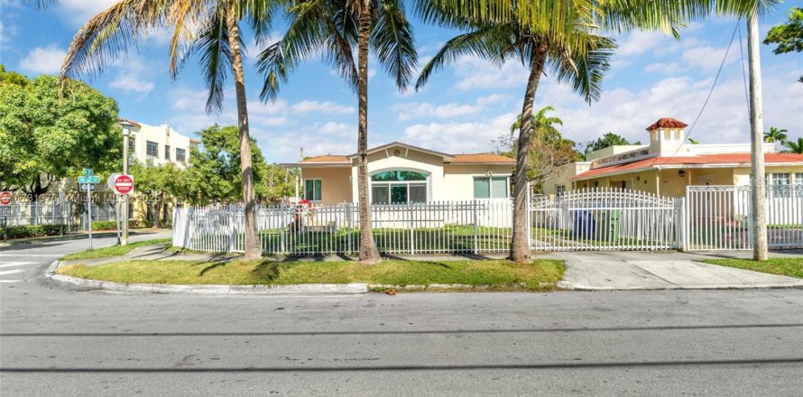 House in Miami, Florida 4 bedrooms, 163.69 sq.m. № 1482342