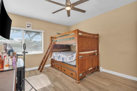 House in Miami, Florida 4 bedrooms, 163.69 sq.m. № 1482342 - photo 17