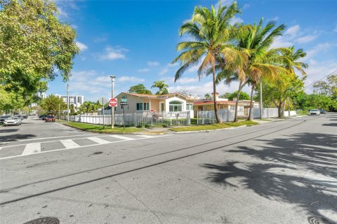 House in Miami, Florida 4 bedrooms, 163.69 sq.m. № 1482342 - photo 2