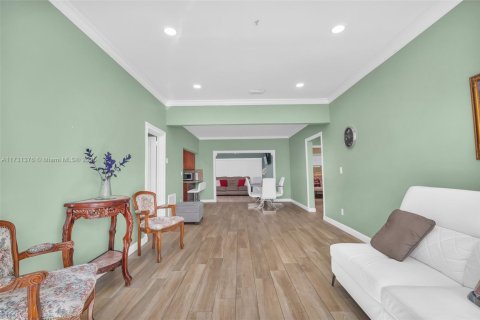 House in Miami, Florida 4 bedrooms, 163.69 sq.m. № 1482342 - photo 11