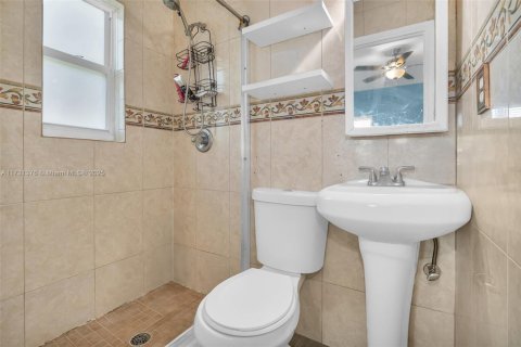 House in Miami, Florida 4 bedrooms, 163.69 sq.m. № 1482342 - photo 20
